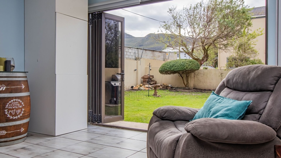 4 Bedroom Property for Sale in Sandbaai Western Cape